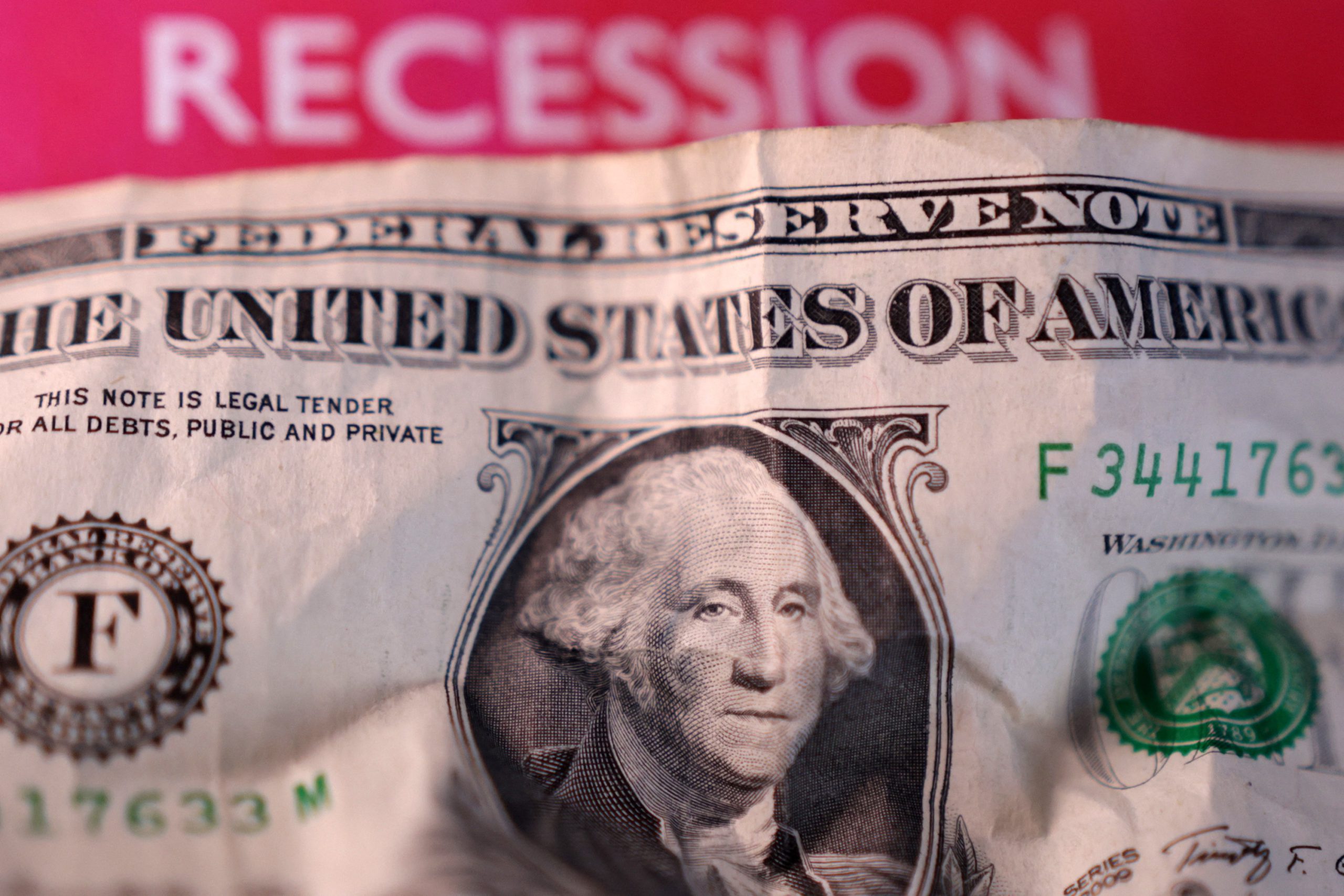 رغم تفاؤل ترامب.. لماذا يخشى الأميركيون الركود المحتمل؟