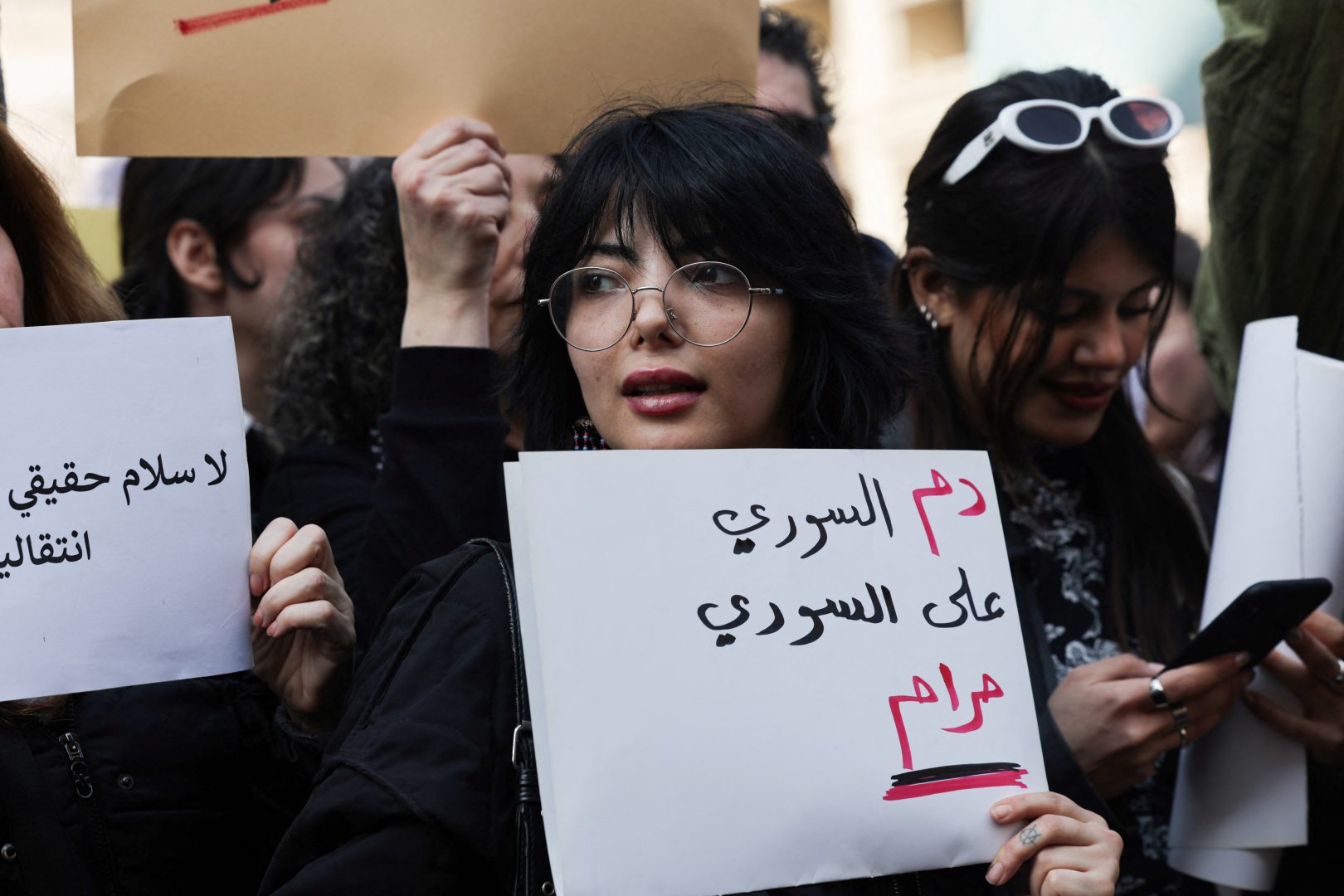 “ما بترجع”.. عائلات علوية تفجع بخطف بناتها من شوارع سوريا