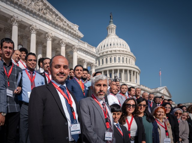 يمنيون أمام مبنى الكابيتول خلال يوم المناصرة اليمني - سبتمبر 2025 (تصوير: عزت وجدي)