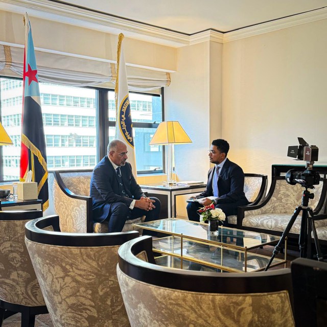 عزت وجدي في لقاء مع رئيس المجلس الانتقالي عيدروس الزبيدي بمقر إقامته في نيويورك