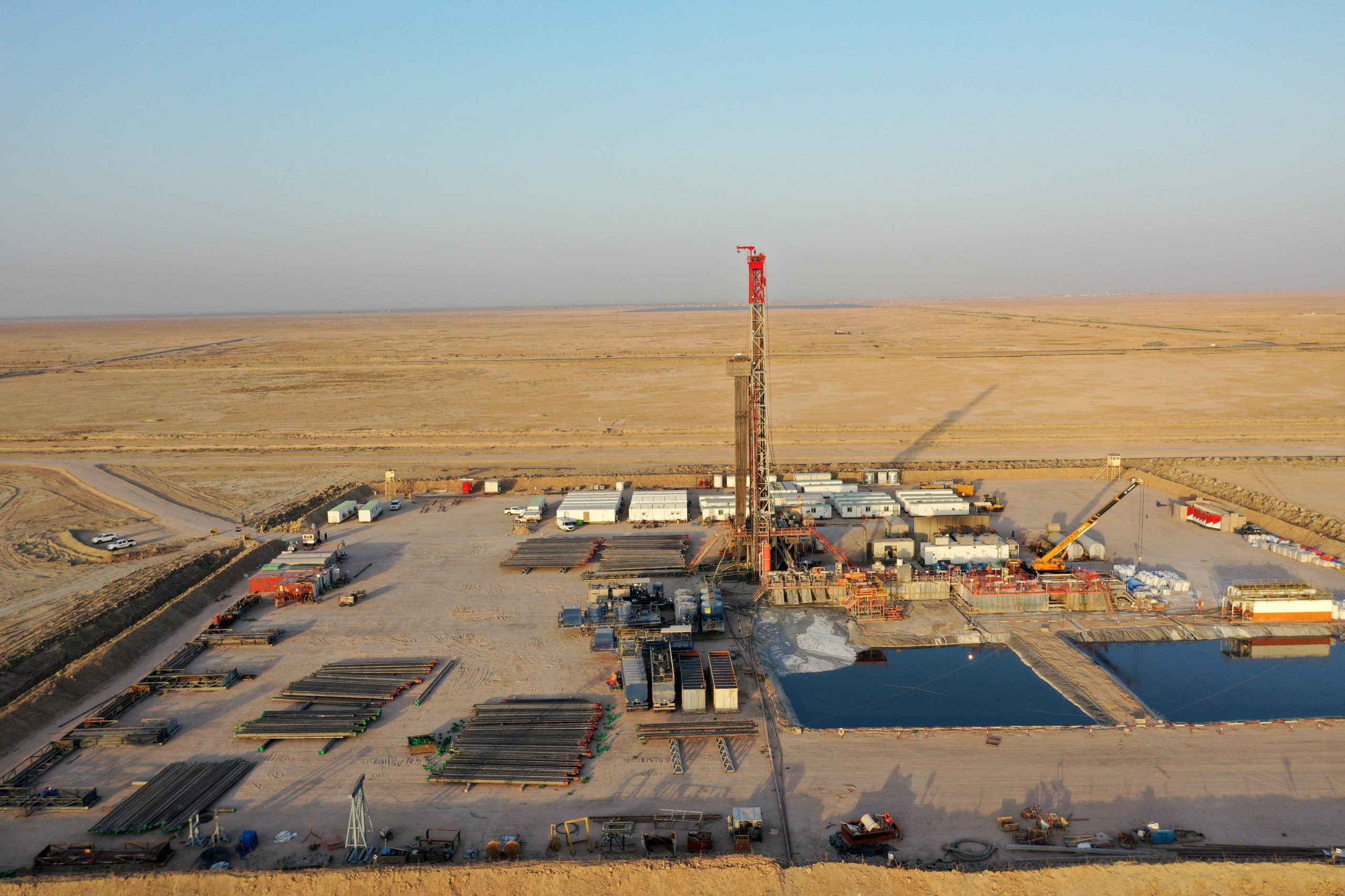 رواتب متأخرة وعقوبات أميركية: هل نجح العراق في إنقاذ أهم حقوله النفطية؟