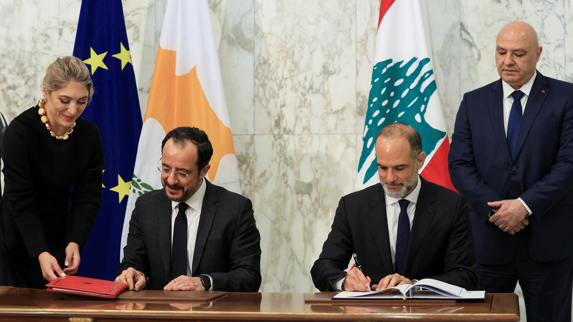 لبنان وقبرص والبحر بينهما