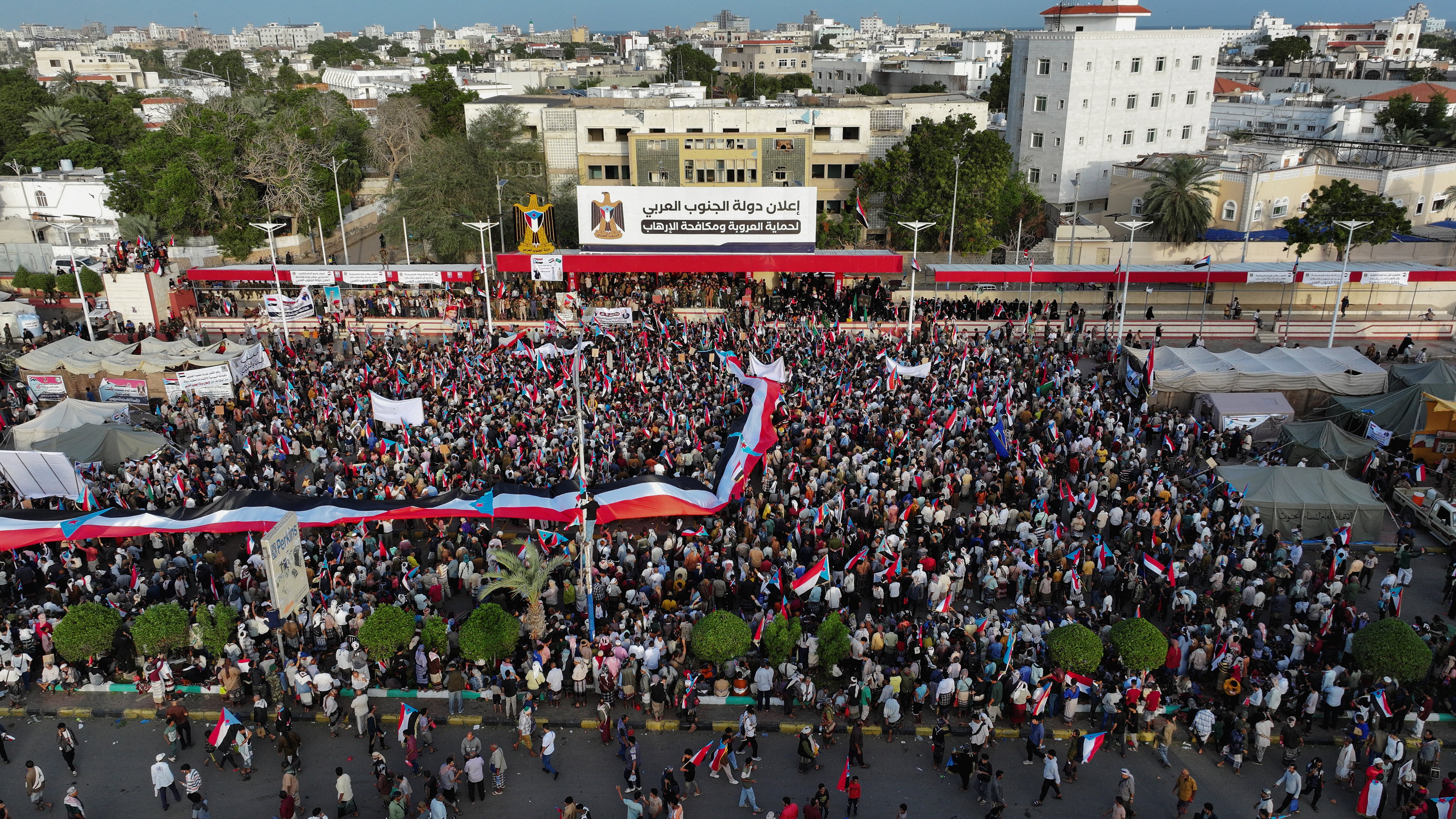 الإمارات تدعم “الجهود السعودية” في اليمن و”الانتقالي” يرفض الانسحاب من حضرموت والمهرة