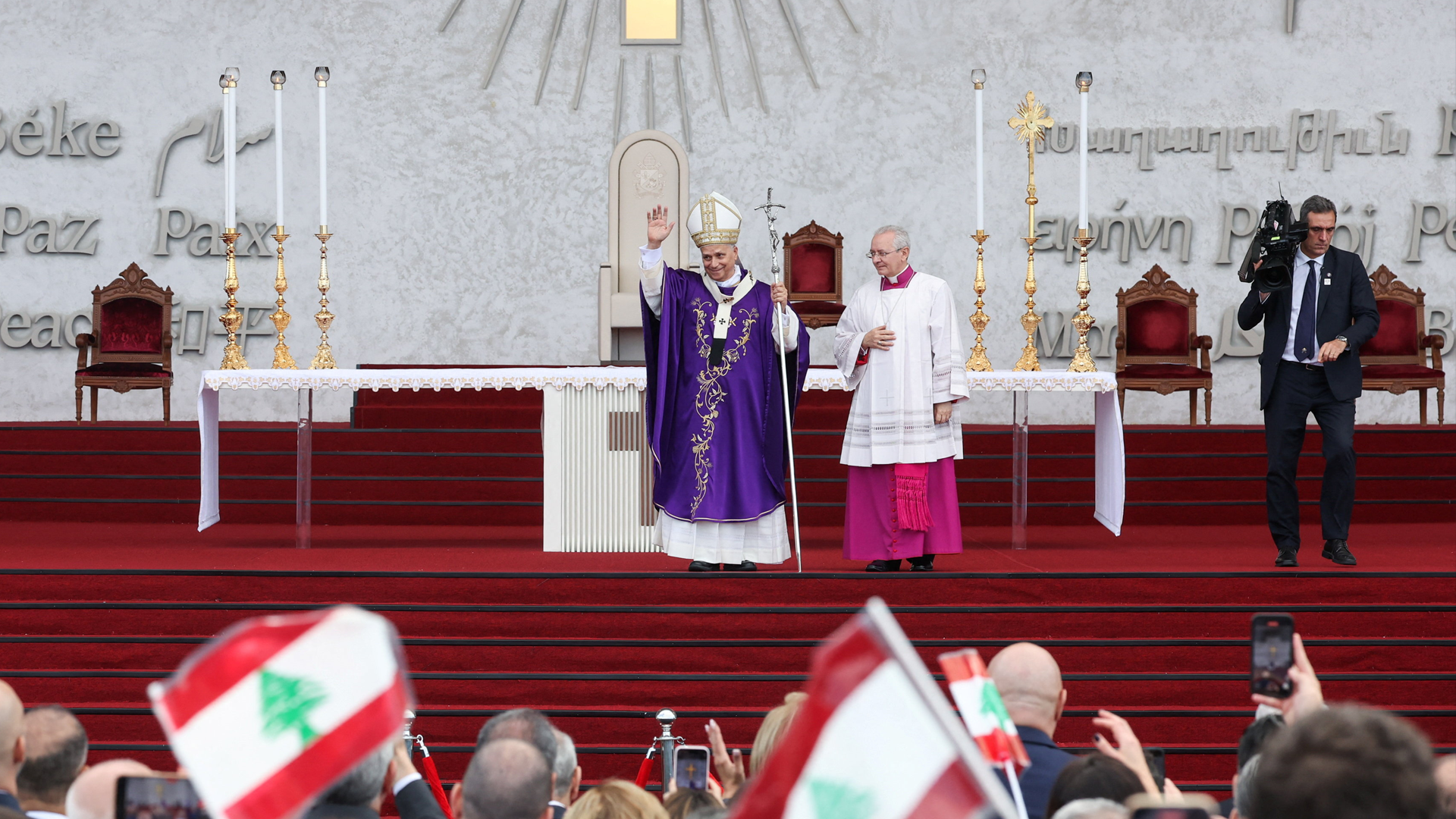 قبلت يده.. ماذا قال البابا لعاملة أجنبية في لبنان؟
