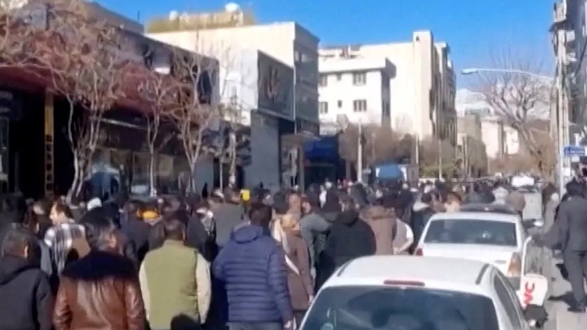 إيران.. إعلان الإضراب العام والاحتجاجات تتوسع إلى مناطق جديدة