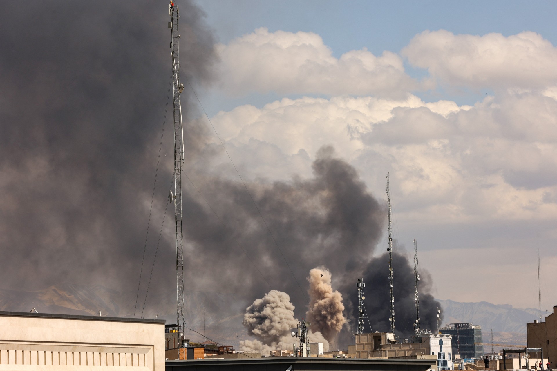 توجيه ضربات جديدة لإيران بعد مقتل خامنئي